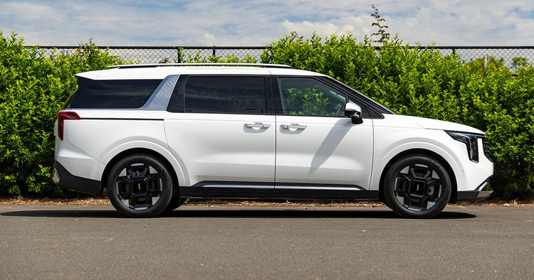 Kia Carnival exterior side view. Contact Maxxia novated lease team today and novate a Kia Carnival lease through Maxxia.