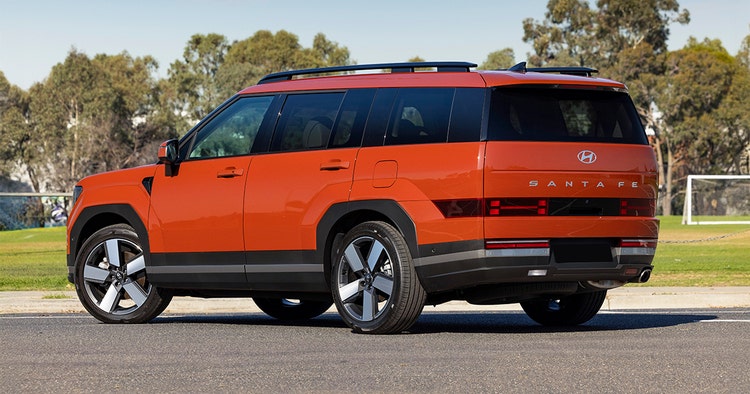 Hyundai Santa Fe read exterior view. Novate a Hyundai Santa Fe through Maxxia today.