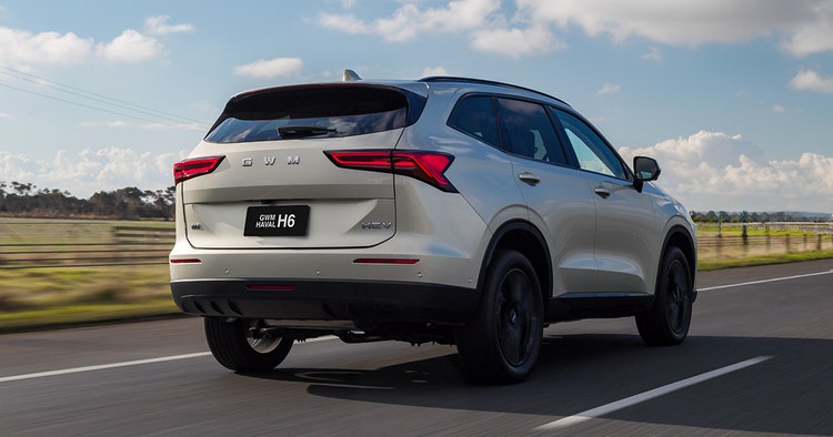 Hyundai Santa Fe read exterior view. Novate a Hyundai Santa Fe through Maxxia today.