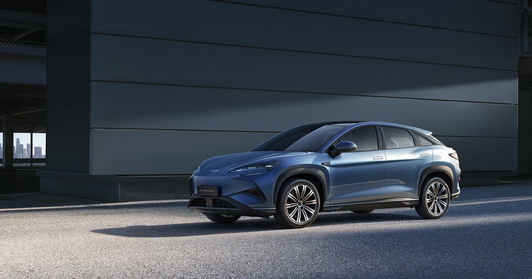 Kia Carnival exterior side view. Contact Maxxia novated lease team today and novate a Kia Carnival lease through Maxxia.