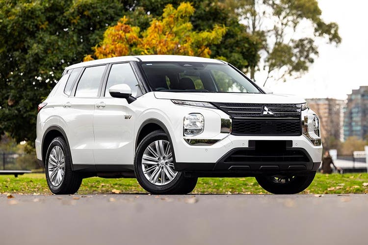 Mitsubishi Outlander PHEV ES 2023 front