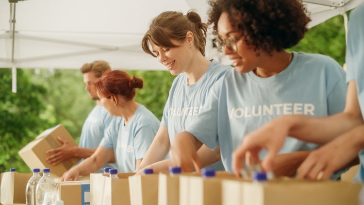 A group of women volunteering. If you work in healthcare or non-profit, you have access to an FBT exemption cap.