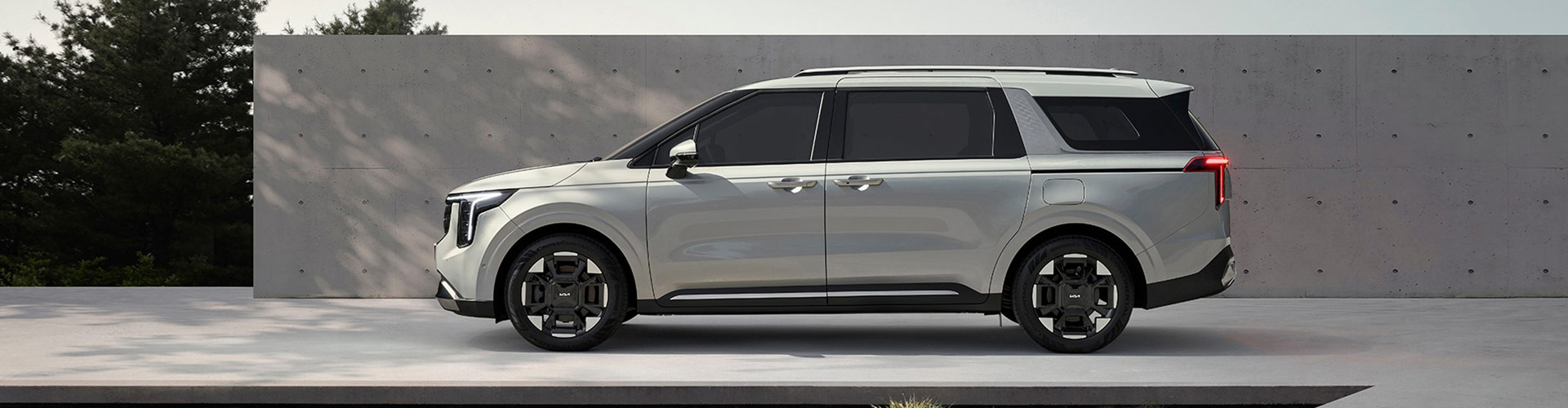 2024 Kia Carnival side view