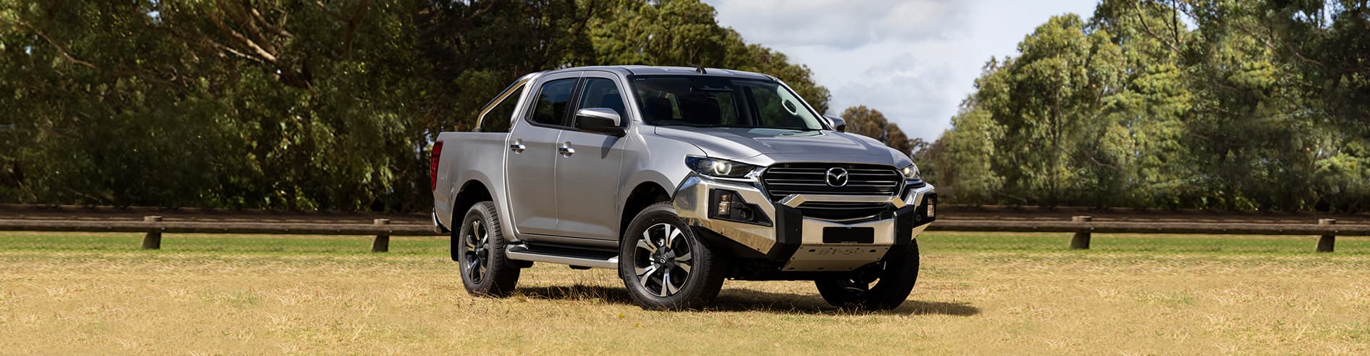 Mazda BT-50 LE 2023 on grass