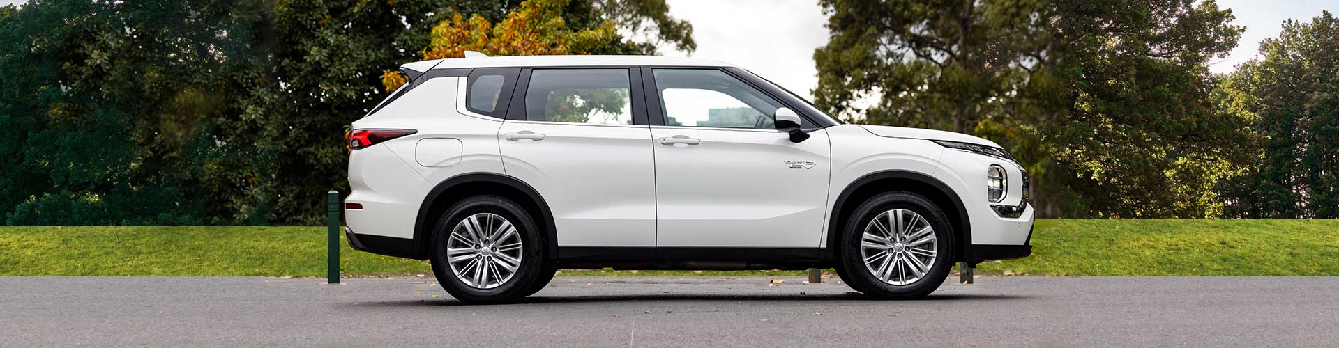 Mitsubishi Outlander PHEV ES 2023 side view