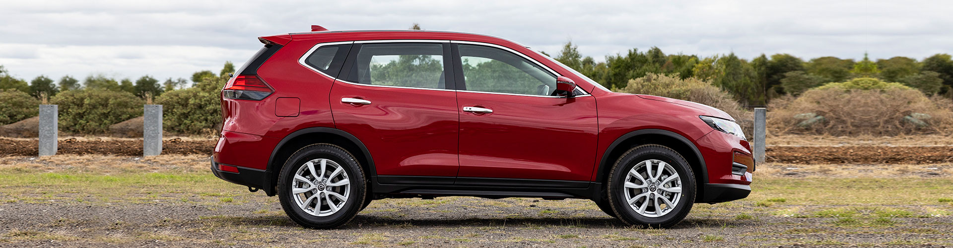 Nissan X-TRAIL ST+ side view