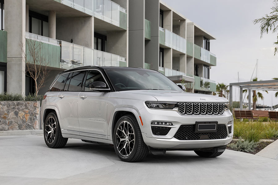 Jeep Grand Cherokee 4xe 2023 side view