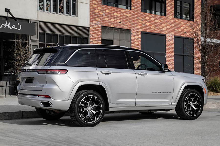 Jeep Grand Cherokee 4xe 2023 side view