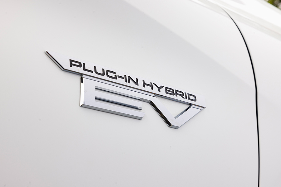 Mitsubishi Outlander PHEV ES 2023 badge