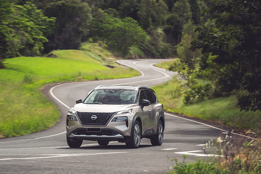 Nissan X-TRAIL e-POWER driving