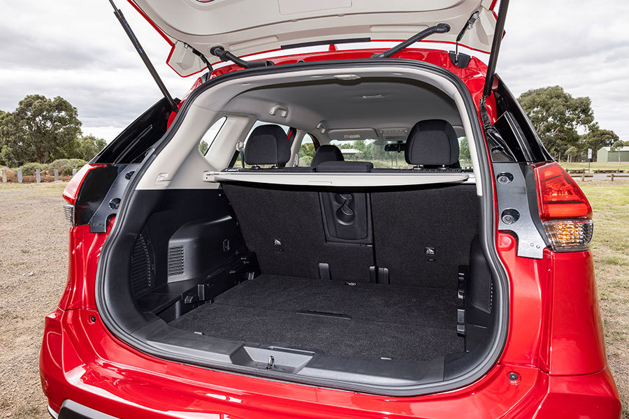 Nissan X-TRAIL ST+ bootspace