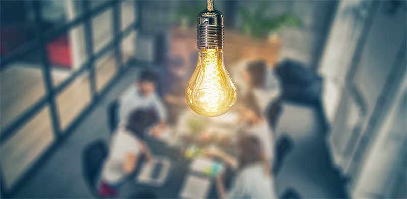 What can a best-in-class benefits package contribute to the employee experience?