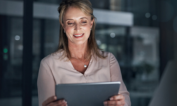 A woman reading on her Ipad.