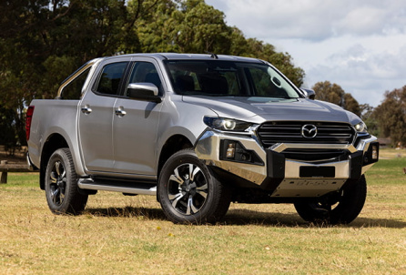 Mazda BT-50 LE 2023 on grass